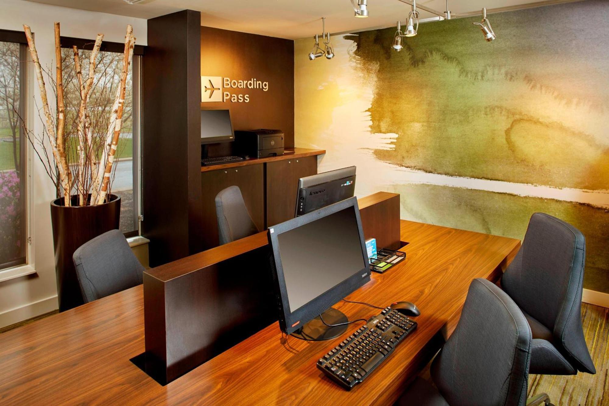 คอร์ตยาร์ด แลนซิง Hotel แลนซิ่ง ภายนอก รูปภาพ